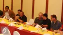 Ketua PSSI, Edy Rahmayadi (ketiga kiri) saat melakukan pertemuan dengan pemain timnas Indonesia di Hotel Aryaduta, Tangerang, Selasa (15/11). Jelang laga di Piala AFF 2016, Timnas Indonesia melakukan TC di SPH Karawaci. (Liputan6.com/Helmi Fithriansyah)