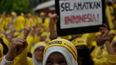 Ratusan mahasiswa UI menggelar aksi di kampus UI Salemba, Jakarta, Jumat (20/3/2015). Mereka mengultimatum dan mengumpulkan surat untuk Presiden Jokowi. (Liputan6.com/Johan Tallo) 
