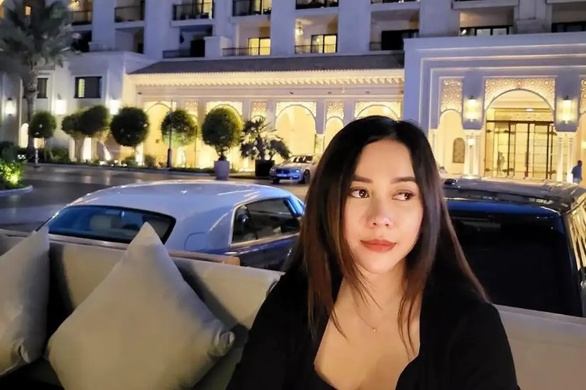 6 Potret Gaya Liburan Aura Kasih di Dubai, Nikmati Waktu Sendiri