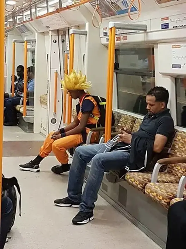 6 Potret Orang Naik Kereta Pakai Outfit Absurd Ini Kocak
