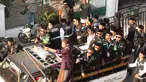 Simpatisan calon Ketua Umum PBNU KH Muhammad Yusuf Chudlori atau Gus Yusuf menggelar aksi demonstrasi di pintu akses Sidang Pleno IV Muktamar ke-35 Nahdlatul Ulama (NU) di Gedung Serba Guna, Pondok Pesantren Bahrul Ulum, Jombang, Jawa Timur, Minggu, 30 Agutus 2026. (Liputan6.com/ Ahmad Apriyono)