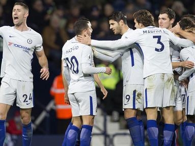 Para pemain Chelsea merayakan gol yang dicetak Eden Hazard ke gawang West Bromwich pada laga Premier League di Stadion The Hawthorns, West Bromwich, Sabtu (18/11/2017). West Bromwich kalah 0-4 dari Chelsea. (AFP/Roland Harrison)