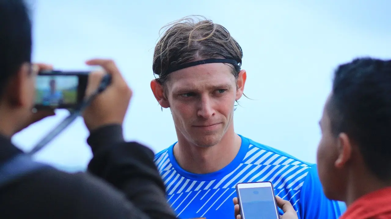 Bek Australia Brent Griffiths mengikuti latihan bersama Arema FC (Liputan6.com / Rana Adwa)