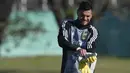 Kiper Argentina Sergio Romero memakai sarung tangan sebelum latihan di Ezeiza, Buenos Aires, (22/5). Untuk menggantikan Romero, Argentina memanggil kiper Tigres UANL, Nauel Guzman. (AFP Photo/Juan Mabromata)