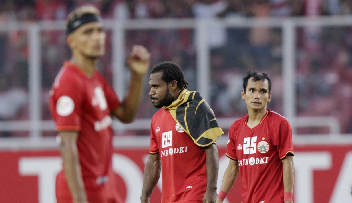 Gelandang Persija Jakarta, Riko Simanjuntak, tampak kecewa usai dikalahkan Ceres-Negros pada laga Piala AFC 2019 di SUGBK, Jakarta, Selasa (23/4). Persija takluk 2-3 dari Ceres-Negros. (Bola.com/M Iqbal Ichsan)