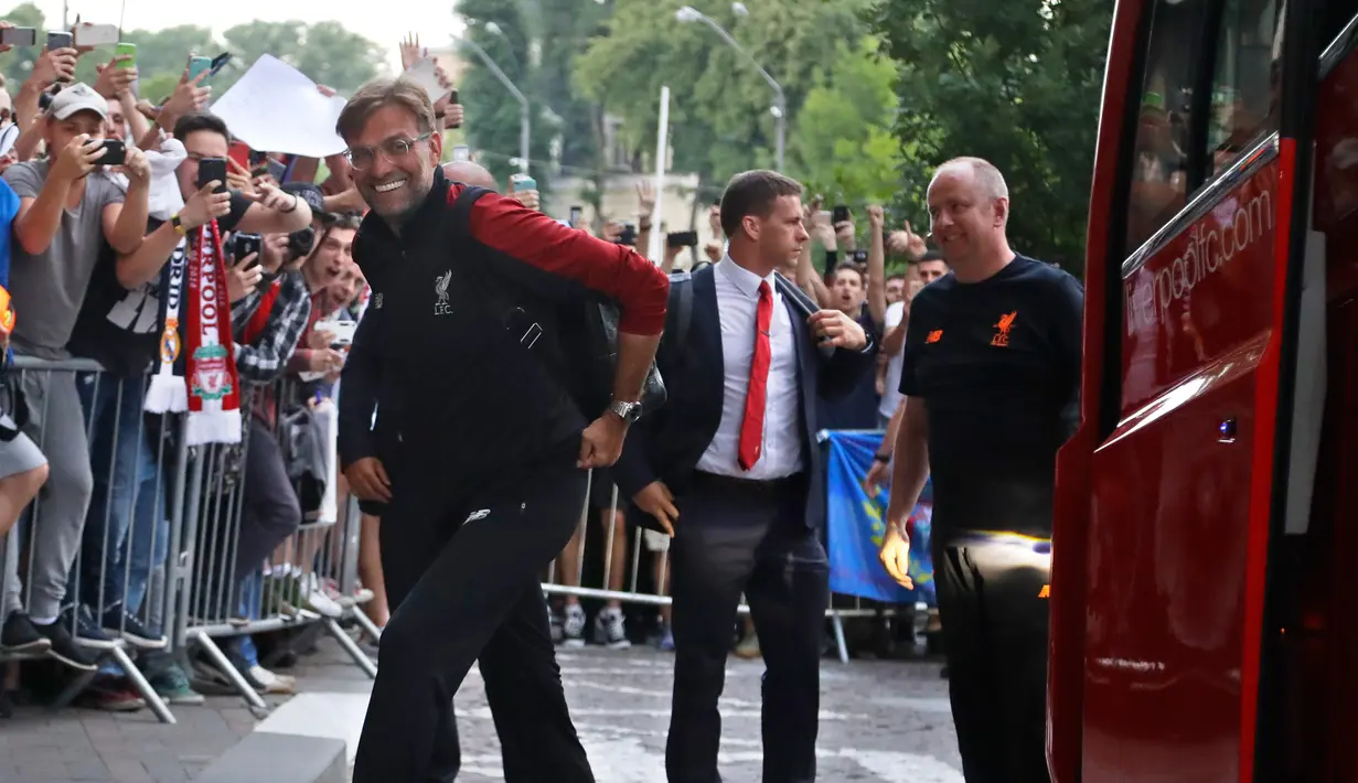 Pelatih Jurgen Kloop tersenyum saat tiba di hotel tim di Kiev, Ukraina, (24/5). Liverpool akan bertanding melawan Real Madrid di Final Liga Champions pada 26 Mei di stadion Olympiyski di Kiev. (AP Photo/Sergei Grits)