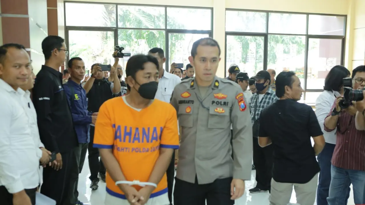 Polisi mengamankan penyelundupan BBM subdisi di Sidoarjo. (Dian Kurniawan/Liputan6.com)
