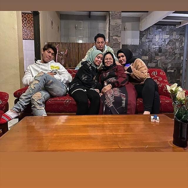 6 Potret Kebersamaan Rizky Billar dengan Ayahnya yang Punya Hidung Mancung