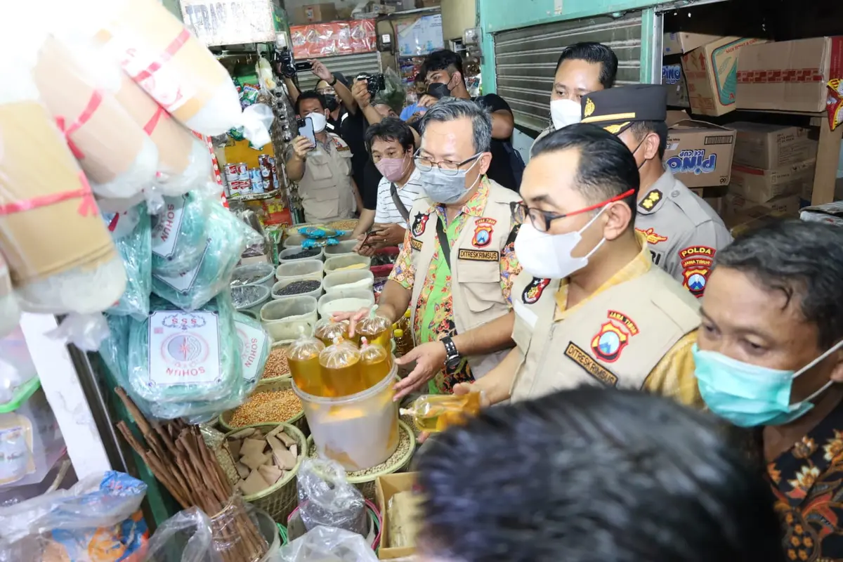 Satgas Pangan memantau ketersediaan minyak goreng di pasar tradisional Wonokromo Surabaya. (Dian Kurniawan/Liputan6.com)