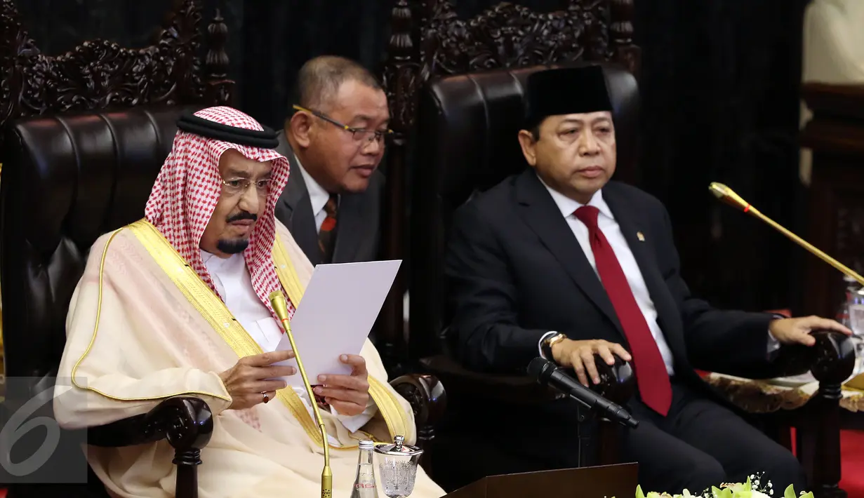 Raja Arab Saudi, Salman bin Abdulaziz Al-Saud didampingi Ketua DPR, Setya Novanto bersiap menyampaikan pidato saat mengunjungi Kompleks Parlemen MPR/DPR RI, Jakarta, Kamis (2/3).  (Liputan6.com/Johan Tallo)