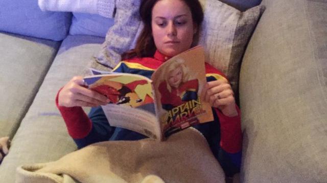 Brie Larson Bergaya ala Captain Marvel