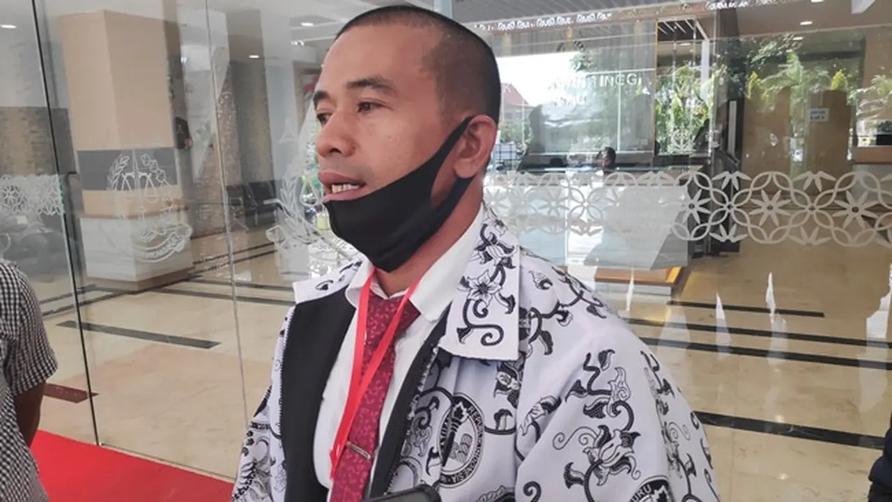 Ketua LKBH PGRI Taufik Tanjung usai membuat laporan dugaan pemerasan guru di Kejati Riau.