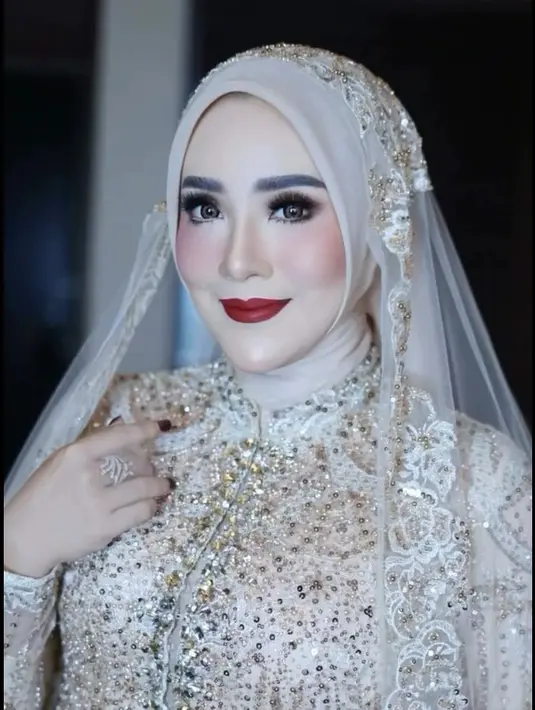 Banyak yang memuji hasil riasan wajah yang rupawan ini, bahkan ada yang mengira dirinyalah yang menjadi pengantin.  [@elmatheana].