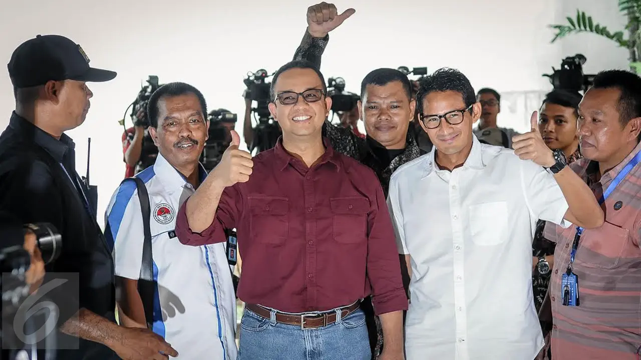 20160925-Anies-Sandiaga Uno Acungkan Jempol Sebelum Jalani Tes Narkoba di BNN-Jakarta