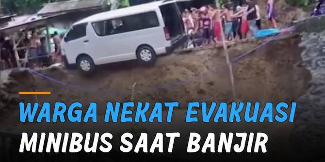 VIDEO: Ngeri! Warga Nekat Evakuasi Minibus Saat Banjir dan Longsor