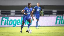 Pemain Persib Bandung, Victor Igbonefo menggiring bola pada laga lanjutan pekan ke-3 BRI Liga 1 2023/2024 antara Persib Bandung melawan Dewa United FC di Stadion Gelora Bandung Lautan Api (GBLA), Bandung, Jumat (14/07/2023). (Bola.com/Bagaskara Lazuardi)