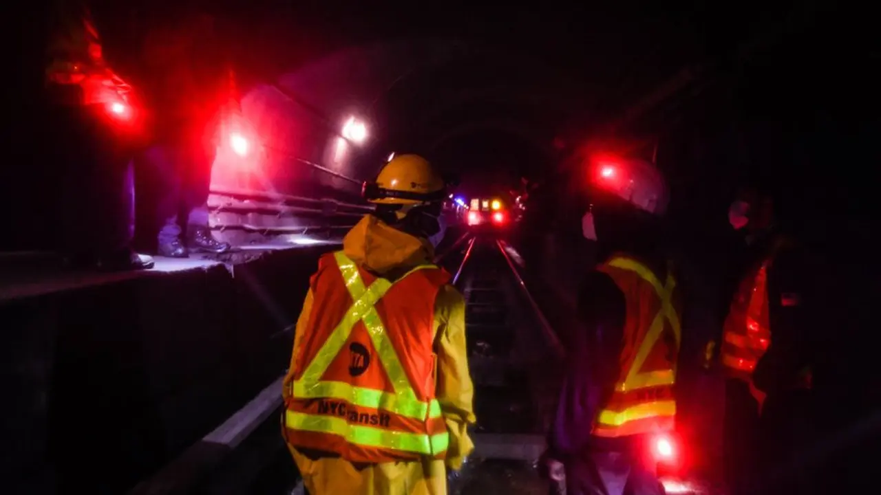 Kru Subway AS bekerja sepanjang hari akibat Badai Ida.