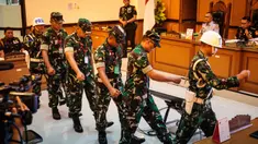 Empat personel Tentara Nasional Indonesia (TNI) yang dituduh menyiram air keras ke seorang aktivis Hak Asasi Manusia (HAM) usai menjalani sidang putusan di Pengadilan Militer II-08, Jakarta pada Rabu 10 Juni 2026. (Yasuyoshi Chiba/AFP)