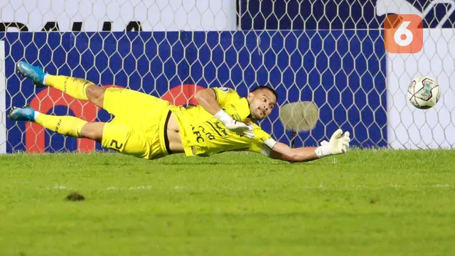 Foto: Jatuh Bangun Andritany Ardhiyasa Saat Menjaga Gawang Persija dari Gempuran Persikabo 1973 di BRI Liga 1