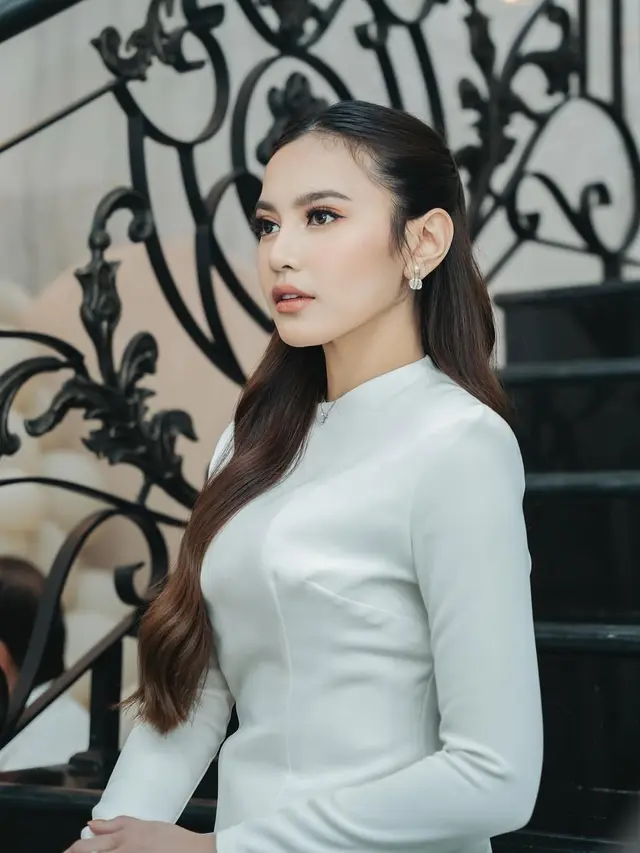 6 Potret Penampilan Mahalini di Akikah Selina, Bak Kakak Adik ketika Gendong Anaknya