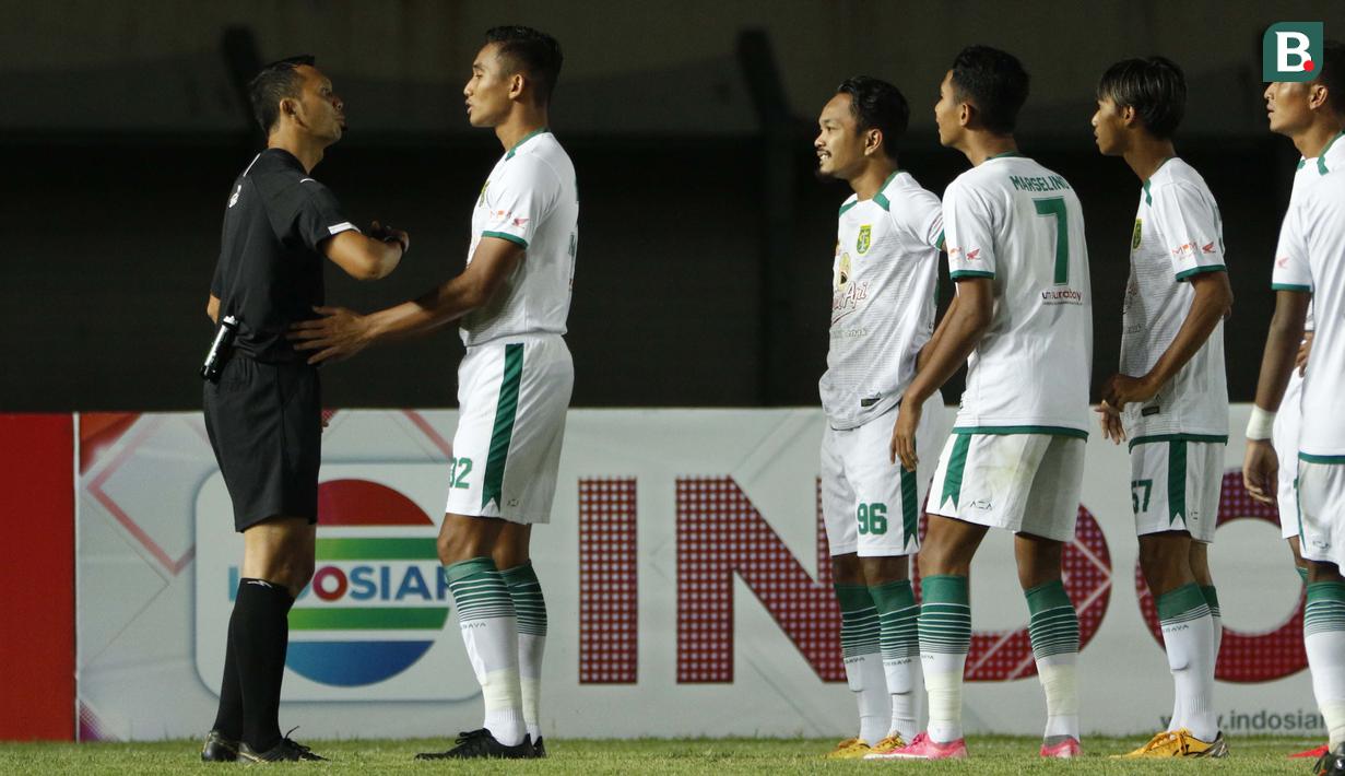 Kapten tim Persebaya Surabaya, Ricky Ridho Ramadhani mempertanyakan keputusan wasit memberikan pinalti kepada PS Sleman usai Arsyad Yusgiantoro dilanggar di kotak pinalti. (Foto: Bola.com/Ikhwan Yanuar)