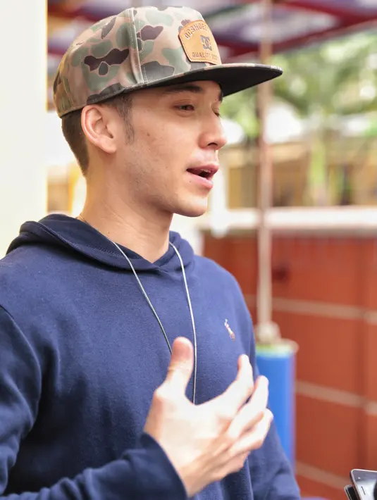 "Saya kan punya anak kecil juga umur 4 bulan jadi kalo liat anak 5 bulan sakit gitu digendong sama ibunya ngerasa juga," lanjut suami Celine Evangelista ini. (Adrian Putra/Bintang.com)