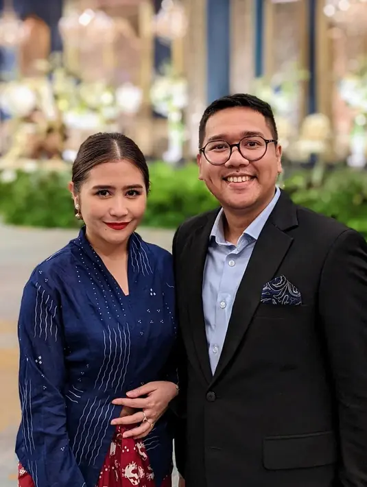 Prilly dikabarkan sedang menjalin hubungan spesial degan Co Founder Ruang Guru bernama Iman Usman, begini momen keduanya saat kondangan bareng. Tampak serasi saat kondangan bersama, tak sedikit netizen yang mendoakan agar mereka berjodoh.(Liputan6.com/IG/@prillylatuconsina96)