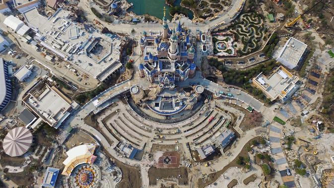 Pandangan udara Shanghai Disney Resort dan taman hiburan di Pudong, Shanghai (28/3). Untuk hari libur Shanghai Disney Resort dibanderol 499 yuan atau sekitar Rp 1 juta pada hari libur.  (AFP/STR/Cina OUT)