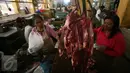 Pedagang melayani pembeli daging sapi di Pasar Beringharjo, Yogyakarta, Kamis (9/6). Hari keempat bulan Ramadan, harga daging sapi di pasar tradisional merangkak tinggi hingga menembus harga Rp120.000 per kilogram. (Liputan6.com/Boy Harjanto)