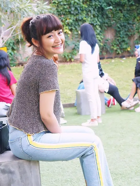 Penampilan cantik Sibad seakan semakin sempurna dengan senyumannya yang manis. Memang tak ada bosan-bosannya saat melihat wajah manis dari Sibad. (Foto: instagram.com/sitibadriahh)