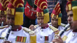 Anggota band musik Border Guard Bangladesh tampil saat perayaan 50 tahun kemenangan atas Pakistan pada sebuah acara di Dhaka, Bangladesh, 16 Desember 2021. Pada 16 Desember 1971, tentara Pakistan menyerah kepada pasukan gabungan India-Bangladesh. (AP Photo/Mahmud Hossain Opu)