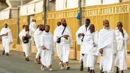 Jutaan umat Muslim dari berbagai tempat di dunia memulai perjalanan puncak ibadah haji mereka di Arab Saudi pada Rabu 4 Juni 2025. (Foto oleh AFP)