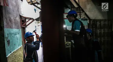 Petugas PLN melakukan pengecekan instalasi jaringan listrik di permukiman padat penduduk kawasan Tambora, Jakarta, Kamis (22/8/2019). Kegiatan tersebut dilakukan sebagai bentuk kepedulian PLN dalam mengajak warga untuk memperhatikan instalasi kelistrikan yang aman. (Liputan6.com/Faizal Fanani)