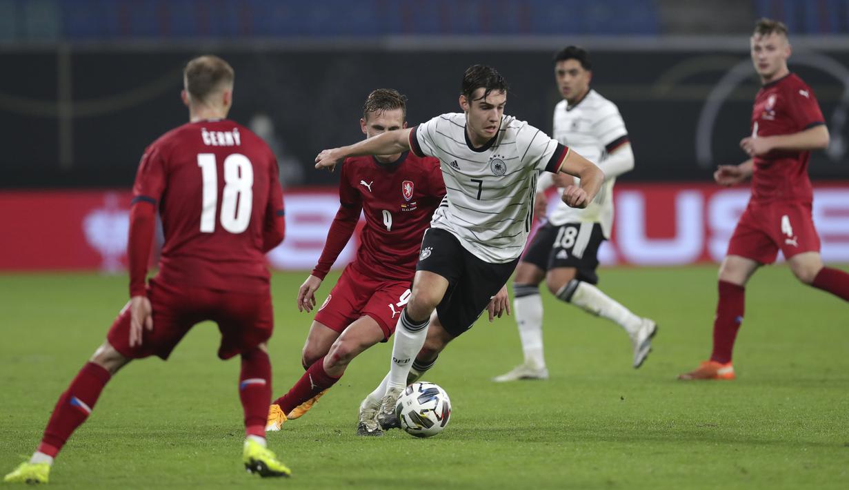 Gelandang Jerman, Florian Neuhaus mengontrol bola dibayangi pemain Republik Ceko dalam laga persahabatan di Red Bull Arena, Leipzig, Kamis (12/11/2020) dini hari WIB. Jerman sukses mengalahkan Republik Ceko dengan skor tipis 1-0. (AP Photo/Michael Sohn)