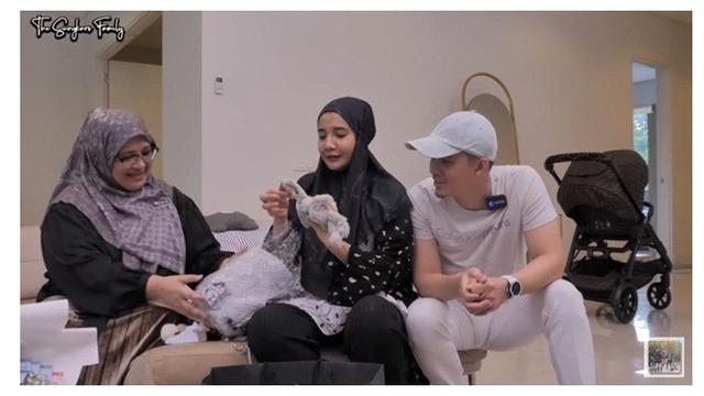 Hamil 5 Bulan, Ini 8 Momen Zaskia Sungkar dapat Kado Spesial dari Fanny Bauty