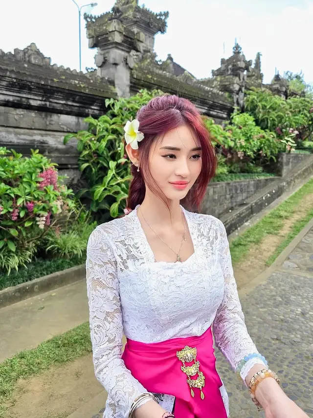 Cathez Pakai Kebaya Bali