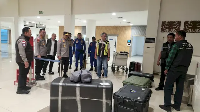 Kapolda NTT Irjen Pol Rudi Darmoko saat meninjau peralatan SAR