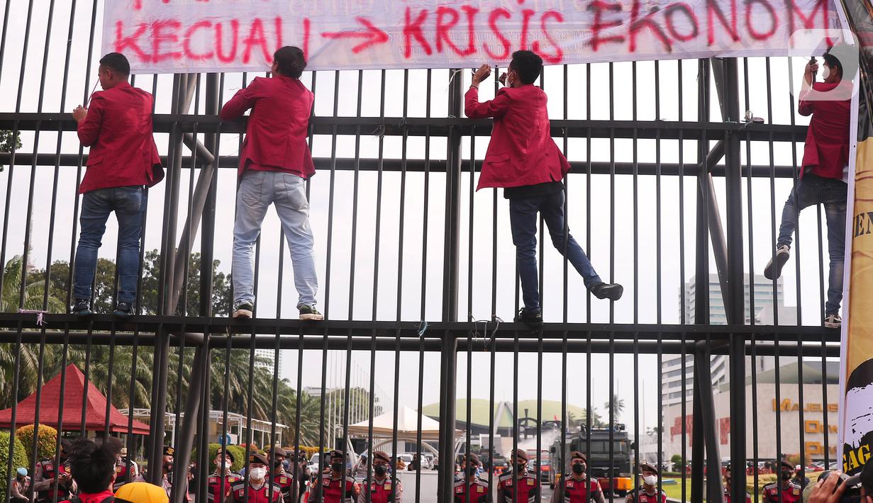 <p>Massa aksi dari berbagai elemen melakukan aksi di Gedung DPR, Jakarta, Kamis (21/4/2022). Aksi yang terdiri dari buruh, mahasiswa dan aktivis menyuarakan untuk menolak penundaan pemilu, kenaikan harga minyak, dan cipta kerja. (Liputan6.com/Angga Yuniar)</p>