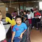 Semangat Belajarnya sungguh mengagumkan, meski dengan fasilitas terbatas, dia bisa berprestasi.