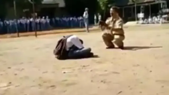 10 Momen Kocak yang Terjadi saat Upacara Bendera Ini Bikin Tepuk Jidat