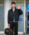 Kali ini, sempurnakan airport style-nya, Park Bogum kenakan jaket ski yang dipadukan dengan tas duffle bertuliskan namanya. Total look ini, hadirkan pesona gaya relaxed yang sempurna. Outfit yang dikenakannya dari rumah mode Celine. [Foto: Celine]