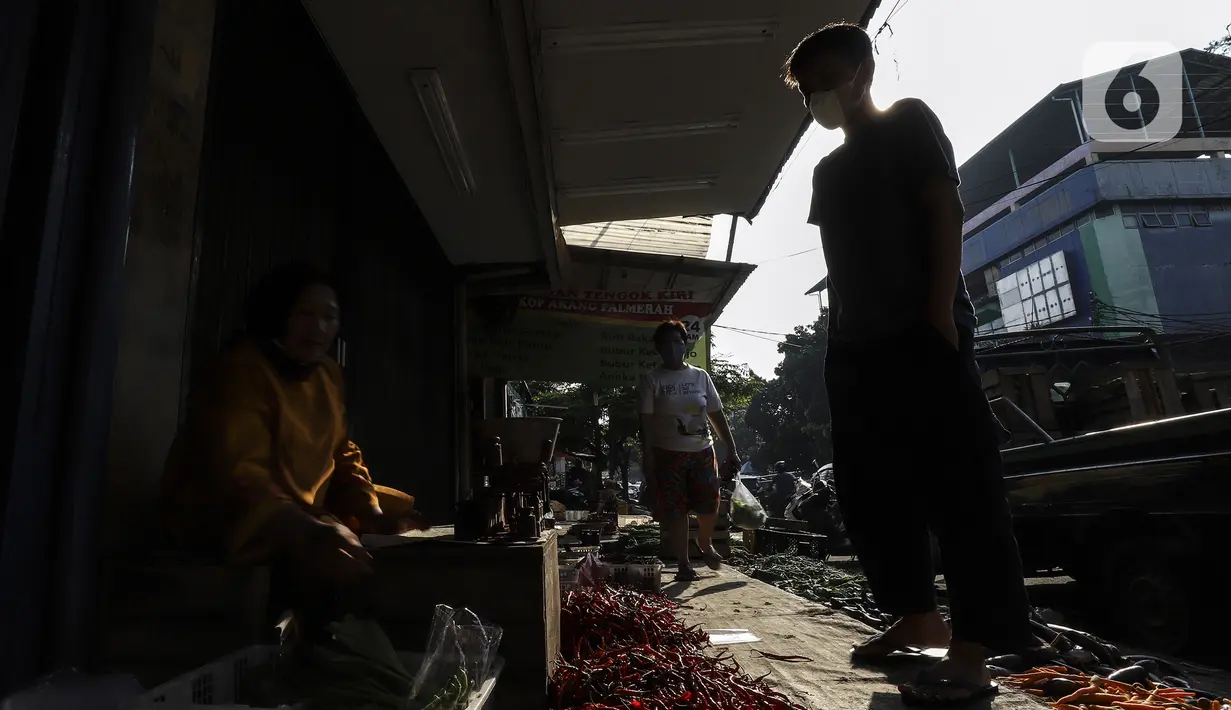 Aktivitas pedagang dan pembeli kebutuhan pokok di Pasar Tradisional, Jakarta Barat, Kamis (23/12/2021). Kementan menjelaskan, kenaikan harga kebutuhan pokok terutama cabai saat ini tak bisa dihindari lantaran faktor cuaca yang menurunkan produksi serta hambatan logistik. (Liputan6.com/Johan Tallo)