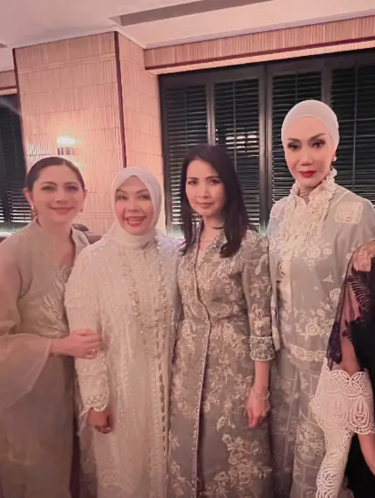 Cut Keke hadir mengenakan dress gold juga hadir. Istri Sandiaga Uno, Nur Asia Uno tampil mengenakan dress lace putih. [@cutkeke_xavier]