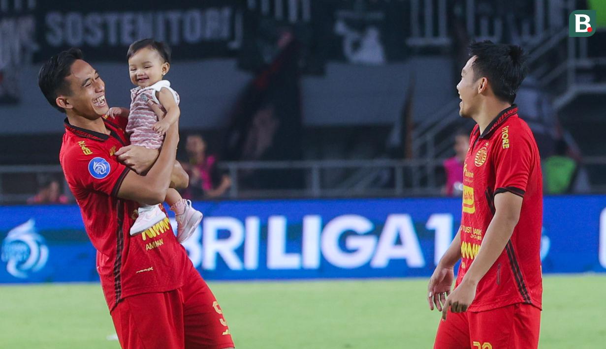 Setelah pertandingan Persija Jakarta vs Persik Kediri, Rizky Ridho dan Witan Sulaeman terlihat menghabiskan waktu bersama anak-anak, menciptakan momen yang hangat dan menyenangkan. (Bola.com/M Iqbal Ichsan)