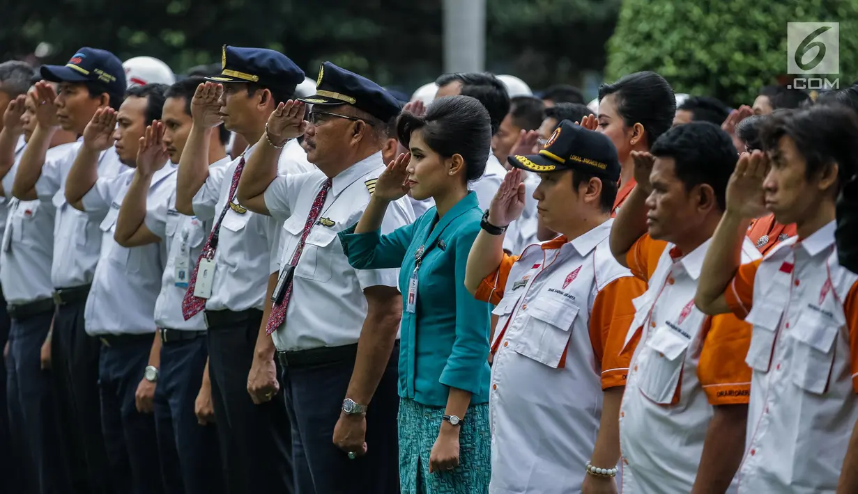 Peserta upacara Gelar Pasukan Posko Angkutan Lebaran Terpadu 2017 di Kementerian Perhubungan, Jakarta, Kamis (15/6). (Liputan6.com/Johan Tallo)