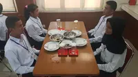 Calon Paskibraka 2017 saat berlatih table manner. (Liputan6.com/Aditya Eka Prawira)