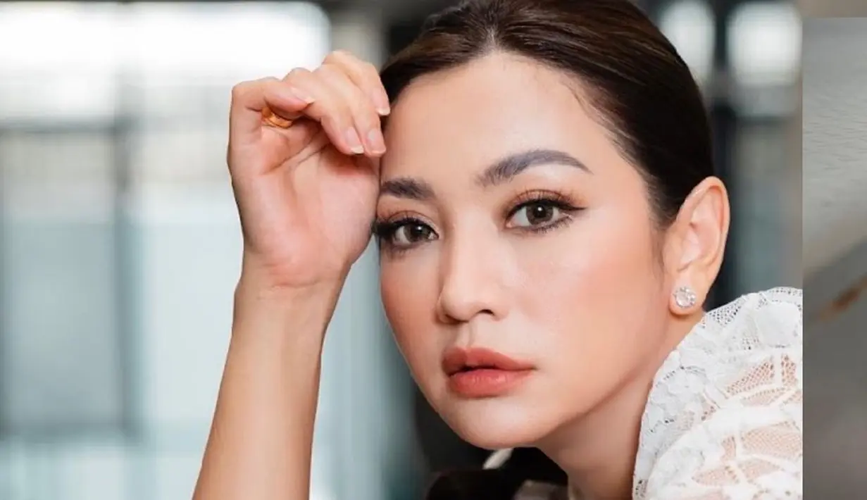 Sebagai seorang artis, Raden Hesti Puspitasari Purwadinata diketahui lebih sering tampil natural dengan makeup tipis. Meski begitu ia beberapa kali unggah foto saat pakai makeup tebal.(Liputan6.com/IG/@hestipurwadinata)