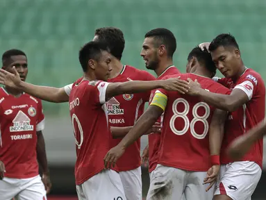 Para pemain Semen Padang merayakan gol yang dicetak Irsyad Maulana ke gawang Mitra Kukar pada laga Piala Presiden 2019 di Stadion Patriot, Bekasi, Kamis (14/3). Padang menang 2-0 atas Mitra. (Bola.com/Yoppy Renato)
