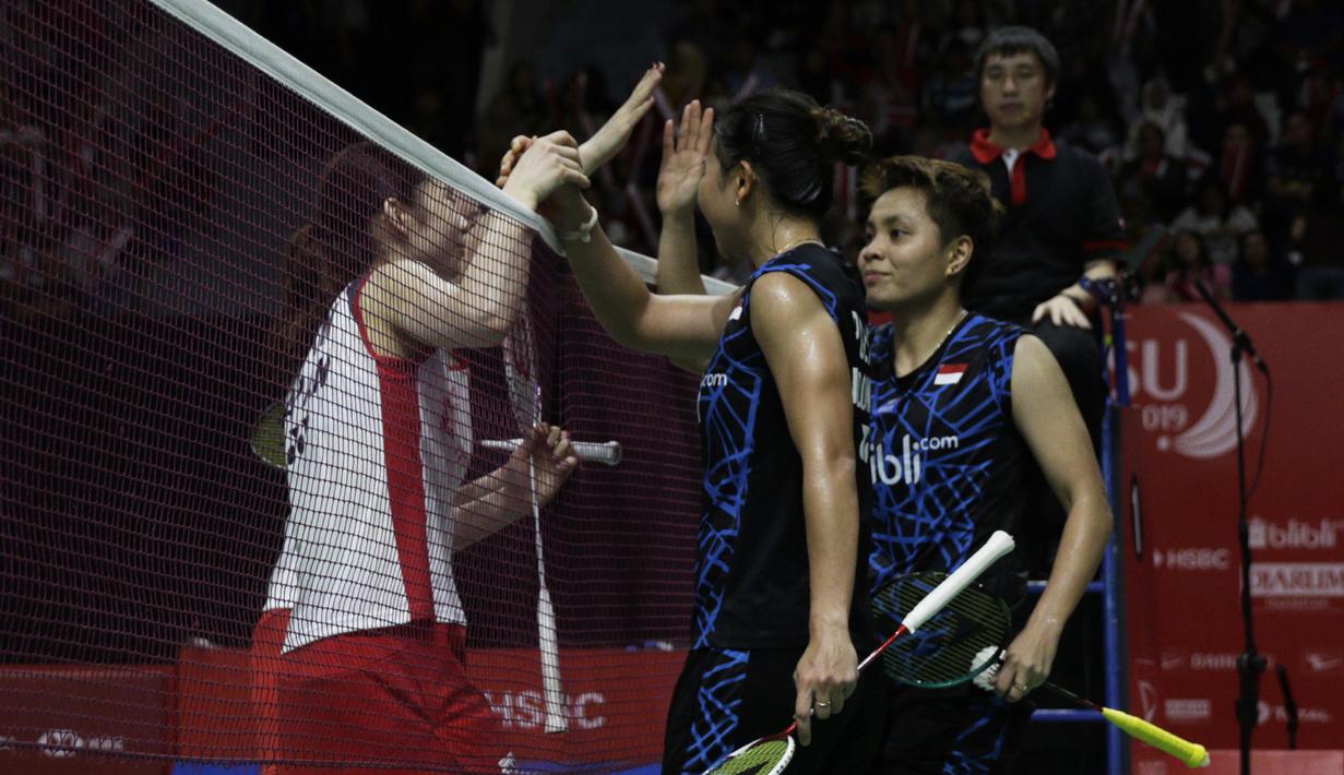 Ganda putri Indonesia, Greysia Polii / Apriyani Rahayu, bersalaman usai dikalahkan ganda Jepang pada Indonesia Masters 2019 di Istora Senayan, Jakarta, Sabtu (26/1). Greysia / Apriyani gagal ke final. (Bola.com/Yoppy Renato)