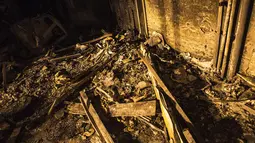 Reruntuhan bangunan terlihat di lokasi ledakan di Teheran, Iran (30/6/2020). Sedikitnya 19 orang tewas dalam peristiwa ledakan di sebuah klinik di salah satu distrik di wilayah utara Teheran (30/6), kata Juru Bicara Organisasi Pemadam Kebakaran Teheran Jalal Maleki. (Xinhua/Ahmad Halabisaz)